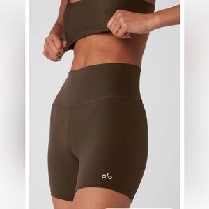 ALO - (Brand New!) Yoga 5" Airlift Energy Short